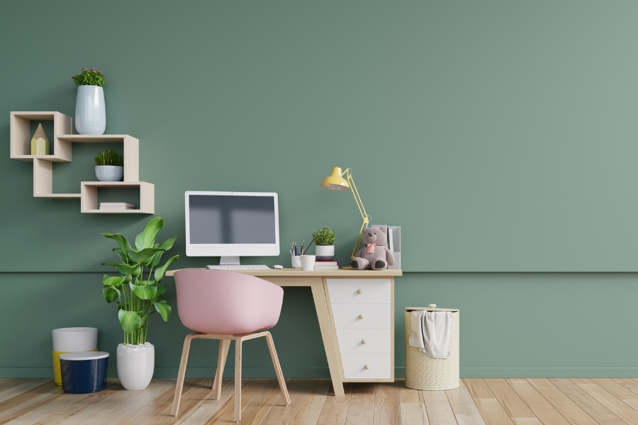 משרד ביתי עם קיר ירוק.